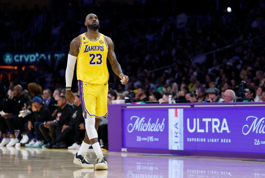 [图]詹姆斯29+9东契奇39分 鲍尔30+11湖人惨败黄蜂