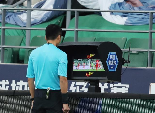 开云官网-中超争议判罚根源：领导要VAR多介入 违背FIFA原则