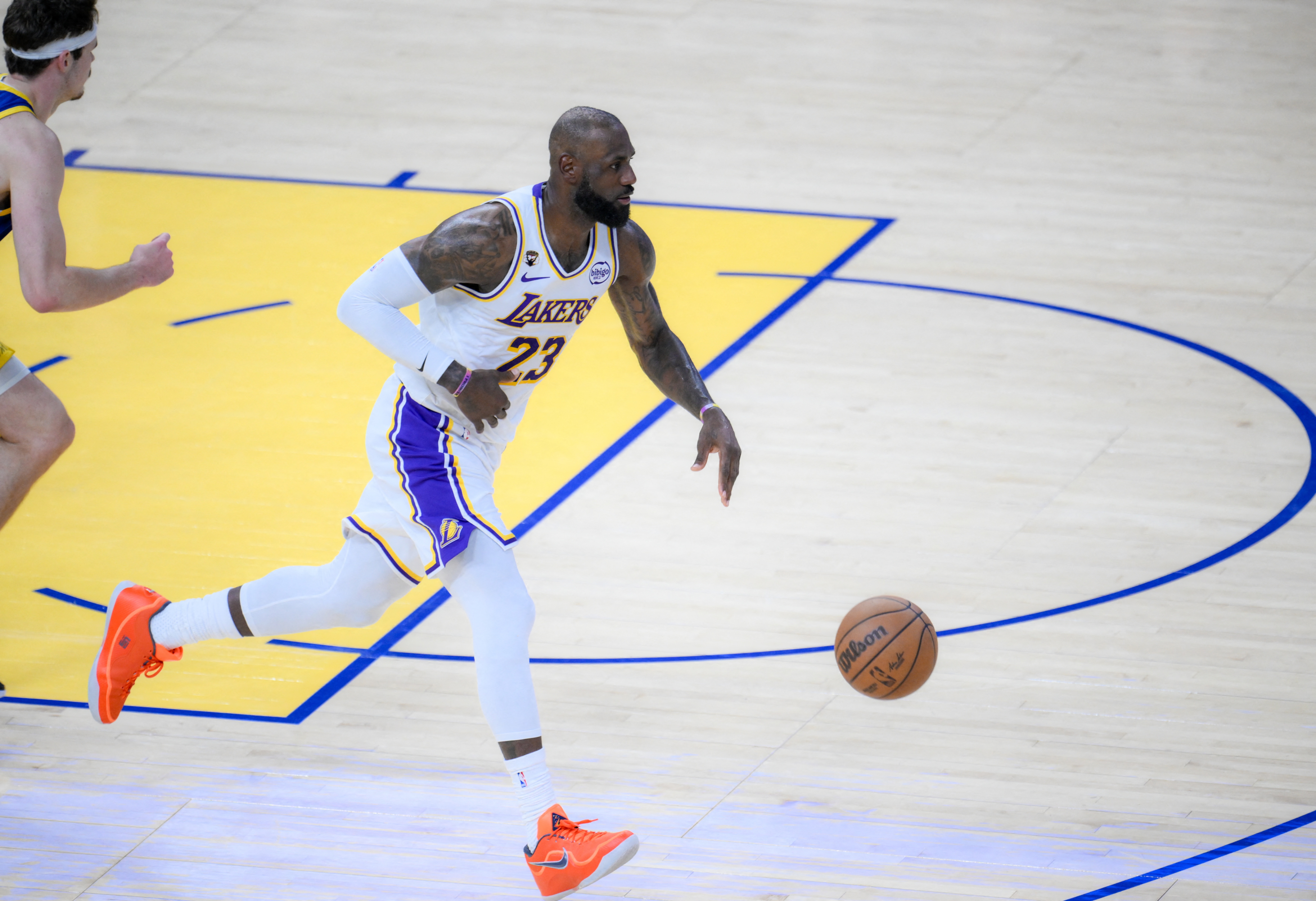 开云入口-湖记：詹姆斯或首次面临无法掌控的局面 其湖人生涯可能画上问号